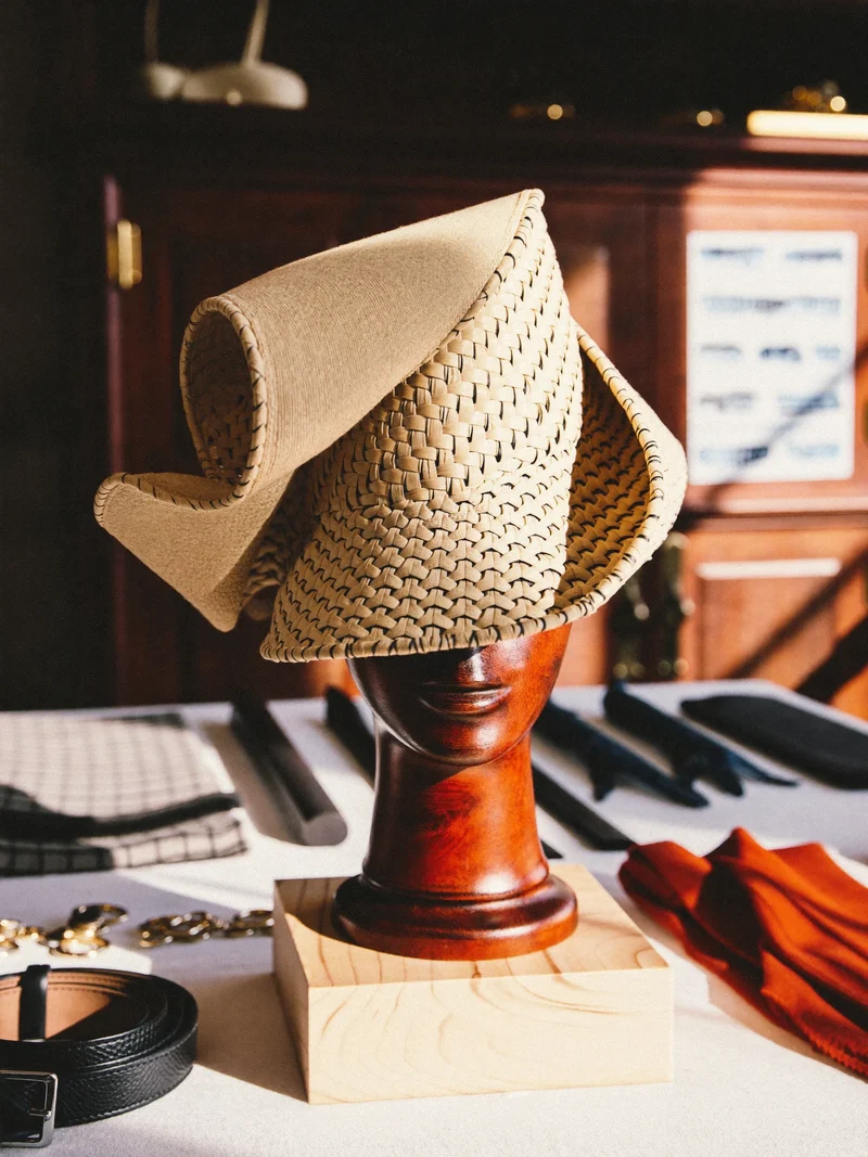 Studio illustrato di cappello intrecciato asimmetrico